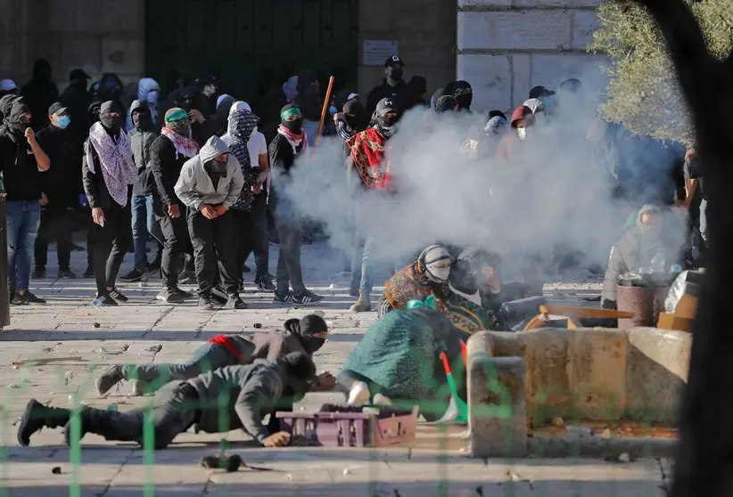 Una imagen de Twitter del asalto a la mezquita Al Aqsa.