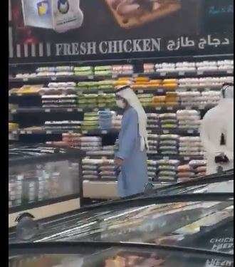 Una captura de pantalla del gobernante de Dubai en el supermercado. (Twitter)
