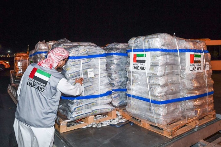 Ayuda humanitaria enviada por Emiratos Árabes a Afganistán este lunes. (WAM)