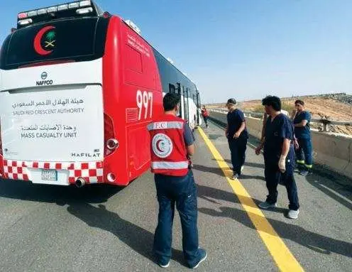 Paramédicos de la Media Luna Roja Saudita en Al-Hijra Road.