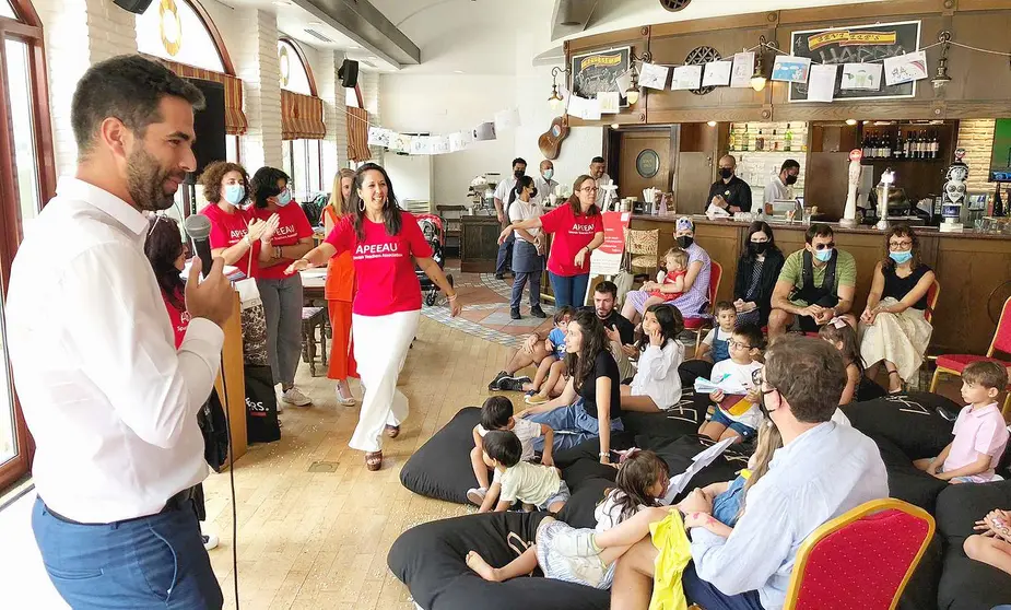 Alberto Fernández, presidente de la Asociación de Profesores en Emiratos Árabes, durante su intervención en el acto del Día del Libro 2022, celebrado en el Seville's de Dubai. (EL CORREO)