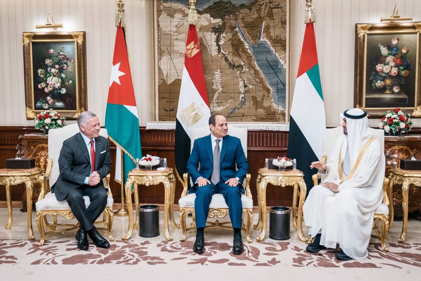 De izquierda a derecha el rey de Jordania, el presidente egipcio y el príncipe heredero de Abu Dhabi. (Twitter)