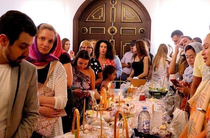 Expatriados rusos y ucranianos celebran la Pascua en la Iglesia Ortodoxa Cristiana en Sharjah el domingo.