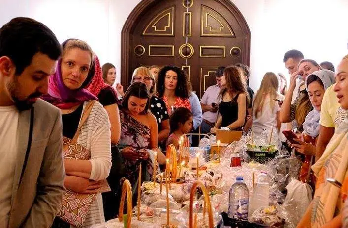 Expatriados rusos y ucranianos celebran la Pascua en la Iglesia Ortodoxa Cristiana en Sharjah en 2022.