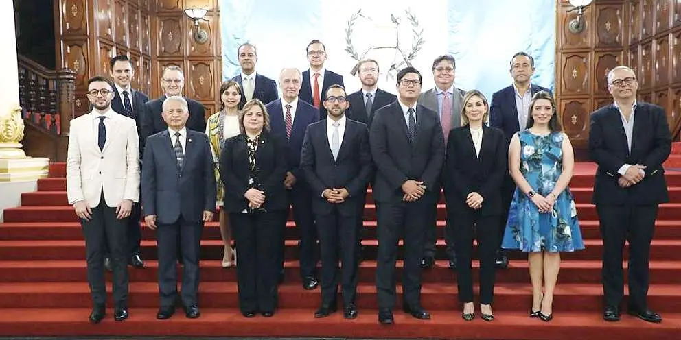 El jeque Fahim Bin Sultan bin Khalid Al Qasimi de Sharjah -en el centro-, junto a autoridades en Guatemala. (Twitter)