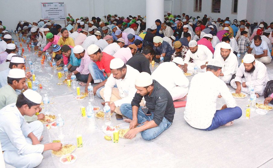 Iftar organizado en Nepal por Sharjah Charity International. (WAM)
