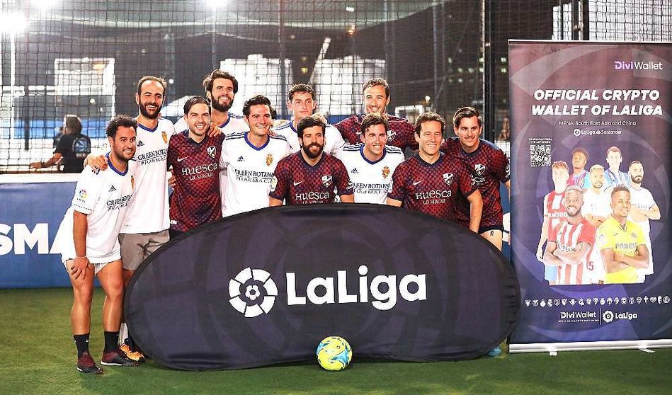 Los jugadores del Huesca y Real Zaragoza posan en el inicio del encuentro organizado por la LaLiga en Dubai con motivo del Día de Aragón. (Cedida)