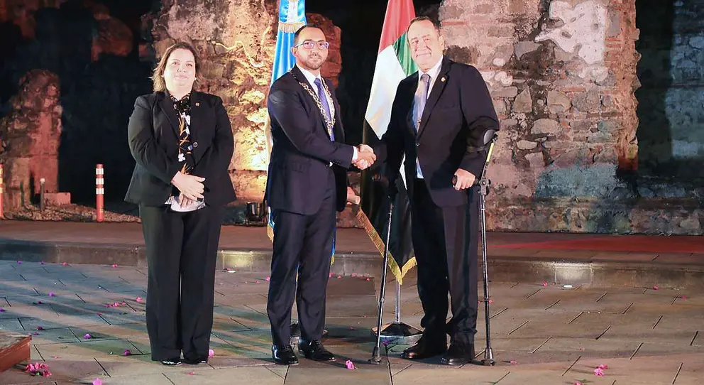 El presidente de Guatemala, Alejandro Giammattei, condecora con la Orden Antonio José de Irisarri al jeque Fahim Al Qasimi. (Ministerio de Relaciones Exteriores de la República de Guatemala)