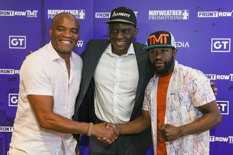 Floyd Mayweather, a la derecha, y Anderson Silva, a la izquierda, participarán en eventos de exhibición en el helipuerto del Burj Al Arab en Dubai. (Fuente externa)