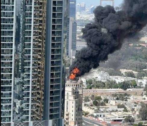 El humo del incendio se extiende por el centro de Dubai. (Fuente externa)