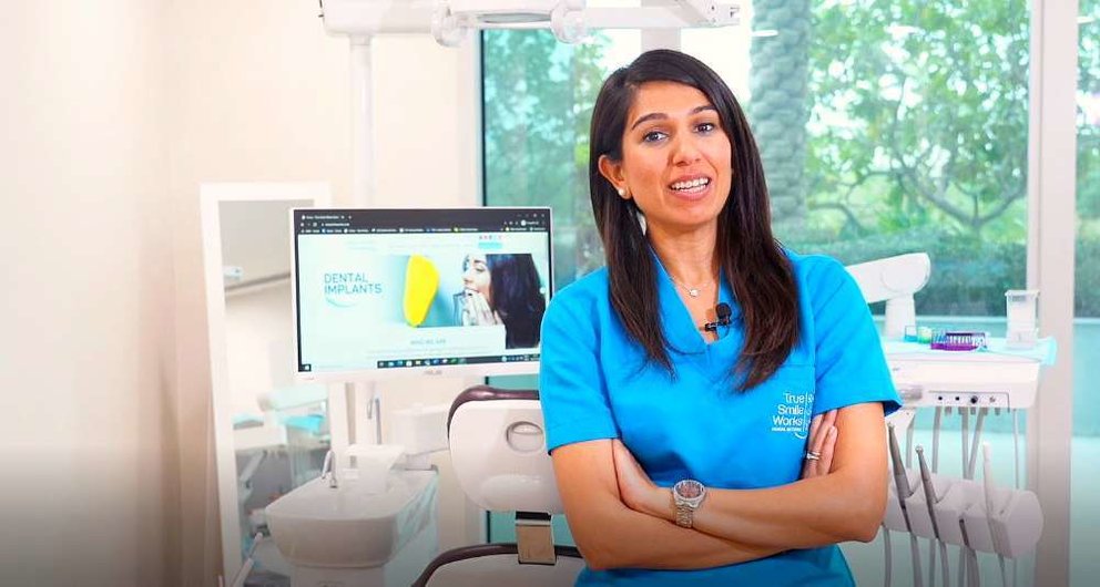 La ondontóloga española Anmol Batria, en su consulta de la clínica True Smile Works del Grupo Asisa en Dubai. (Cedida)