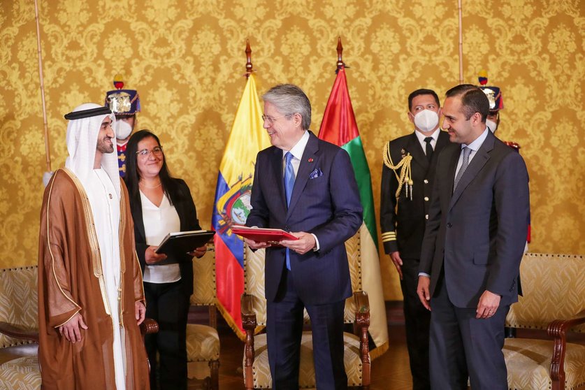 El embajador de EAU en Ecuador primero a la izquierda. (WAM)