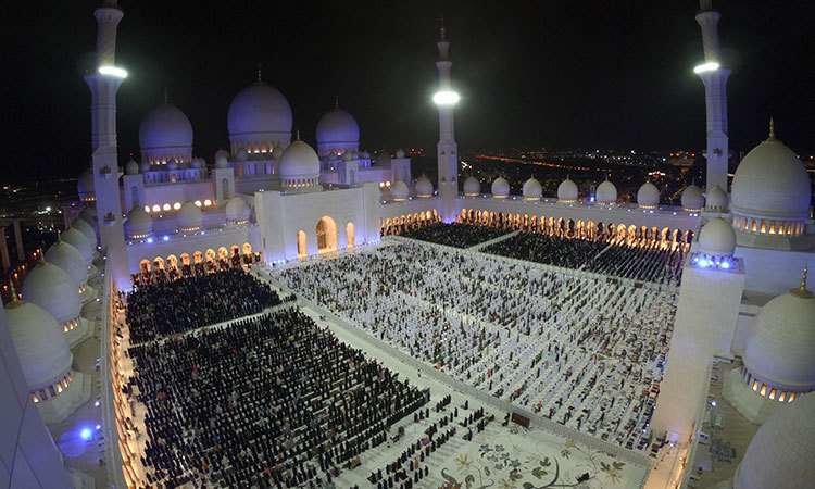 Los fieles asisten a las oraciones en la Gran Mezquita Sheikh Zayed en Abu Dhabi el miércoles por la noche. (WAM)