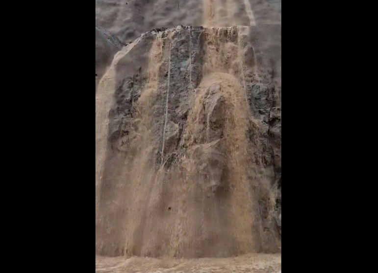 Cascada de lluvia en Sharjah. (Storm centre)