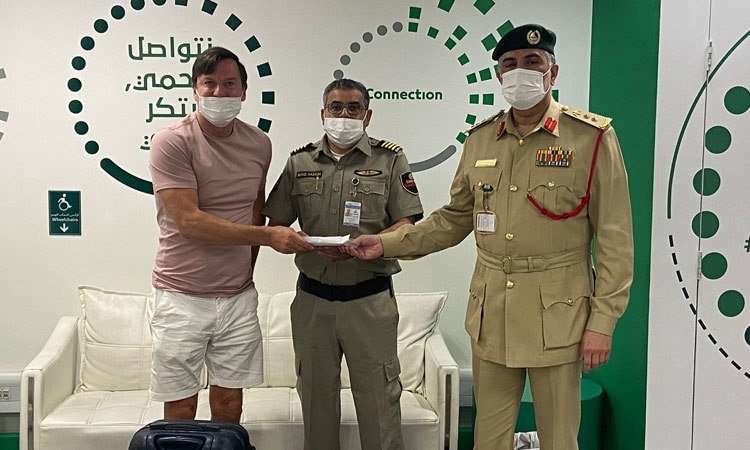 La Policía de Dubai devuelve al viajero británico el dinero perdido.