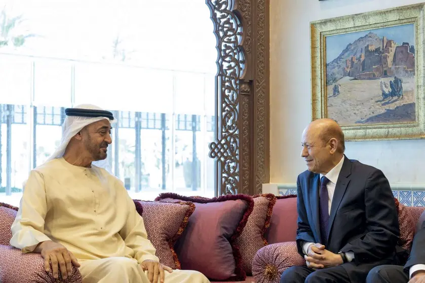 Mohamed bin Zayed y el presidente Al-Alimi durante su reciente reunión en  Qasr Al Bahr. (WAM)