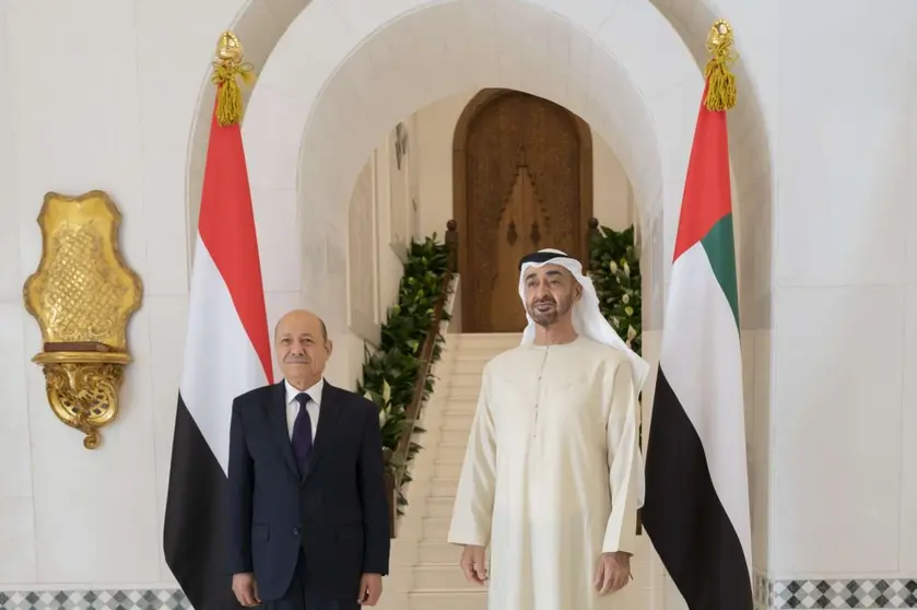 Mohamed bin Zayed y el presidente Al-Alimi durante su reciente reunión en  Qasr Al Bahr. (WAM)