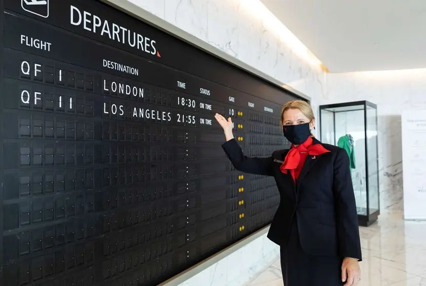 Una asistente de Qantas muestra un panel de vuelo. (Qantas)