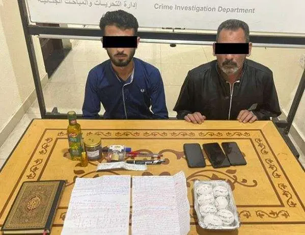 Sospechosos con los elementos confiscados. (Policía de Ajman)