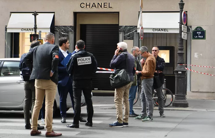 Una de las tiendas de Chanel en París. (Twitter)