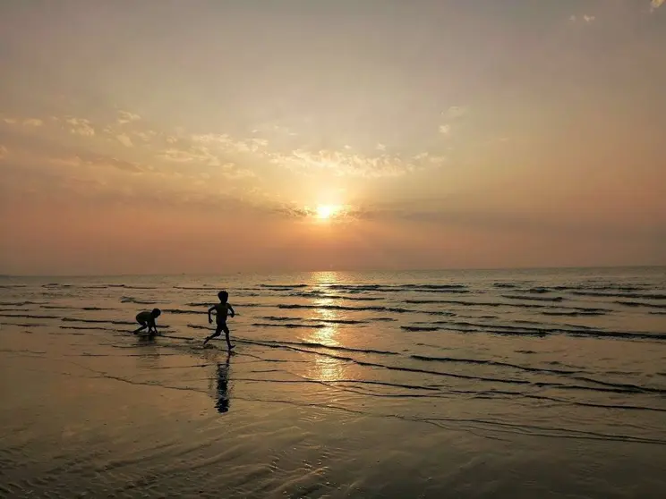 Niños juegan en una playa de Emiratos Árabes. (EL CORREO)