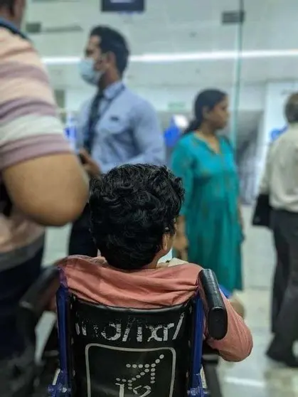 La familia afectada, en la zona de embarque de IndiGo. (India Community Digest)