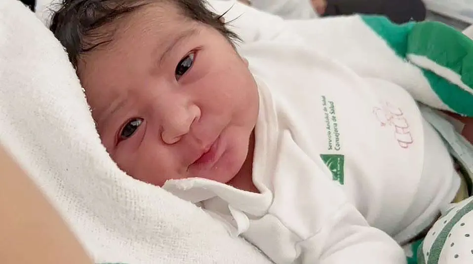 Noa Arciniegas Pérez, en el hospital Juan Ramón Jiménez de Huelva durante su primer día de vida.