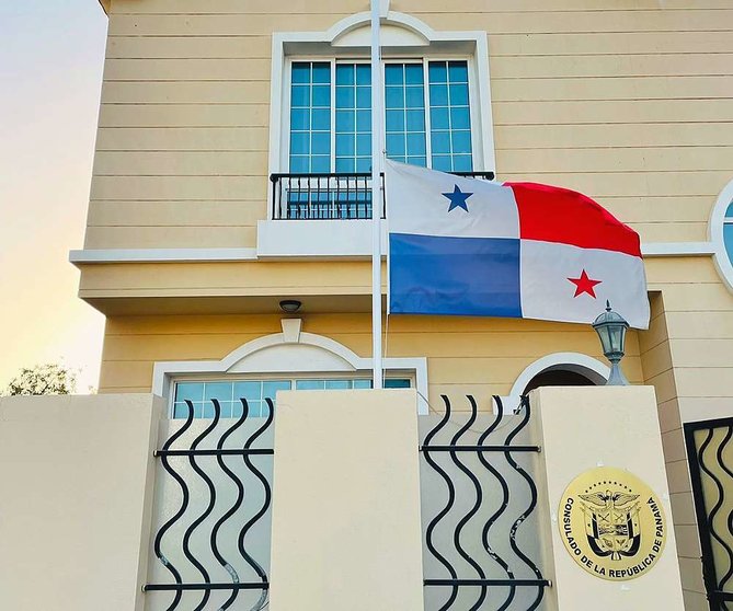 La bandera de Panamá ante la Embajada del país en Abu Dhabi. (EL CORREO)