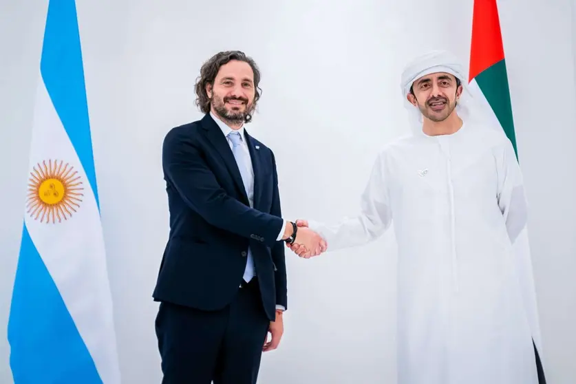 Sheikh Abdullah bin Zayed Al Nahyan, en un acto con Santiago Cafiero, ministro de Asuntos Exteriores de Argentina. (WAM)