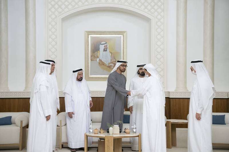 Los líderes de Emiratos tras la elección de Sheikh Mohammed bin Zayed como nuevo presidente del país. (Ministerio Asuntos Presidenciales)