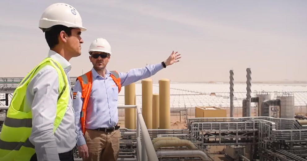 Diego Rodríguez, director de Proyectos en Abengoa -derecha-, durante la entrevista concedida en Mohammed Bin Rashid Al Maktoum Solar Park de Dubai a Juan Sáez, director de Accuracy en Oriente Medio. (Cedida)