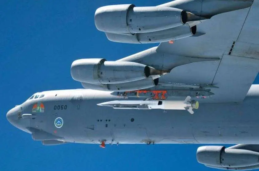 Foto de archivo de la Fuerza Aérea de EEUU que muestra el vehículo de prueba de vuelo hipersónico X-51A WaveRider bajo el ala de un B-52 Stratofortress. (Fuente externa)