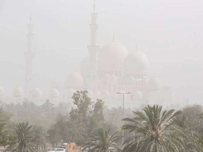 La Gran Mezquita de Abu Dhabi con una tormenta de arena. (Fuente externa)