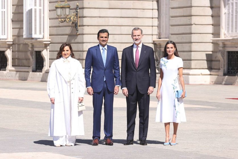 El emir de Qatar junto a una de sus esposas y los reyes de España en Madrid. (Casa Real)