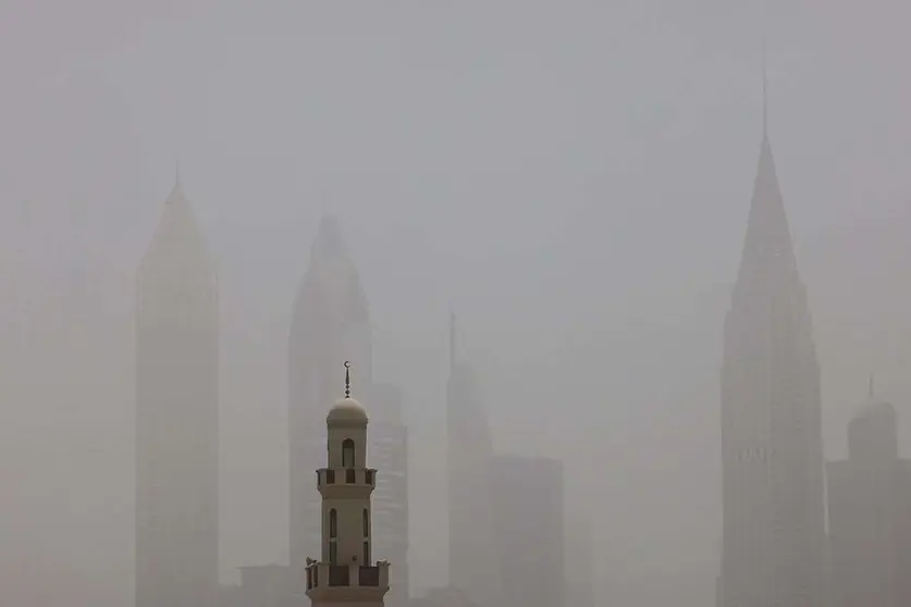 La tormenta de arena dejó al Burj Khalifa invisible en Dubai. (Twitter)