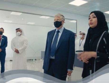 Bill Gates en el centro de vacunas de Abu Dhabi. (Twitter)