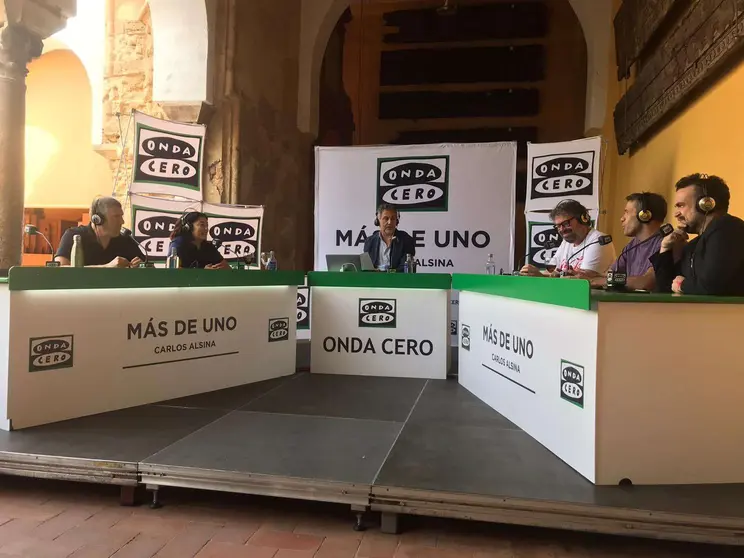 El equipo de Onda Cero en el Patio de los Naranjos de la Mezquita de Córdoba.