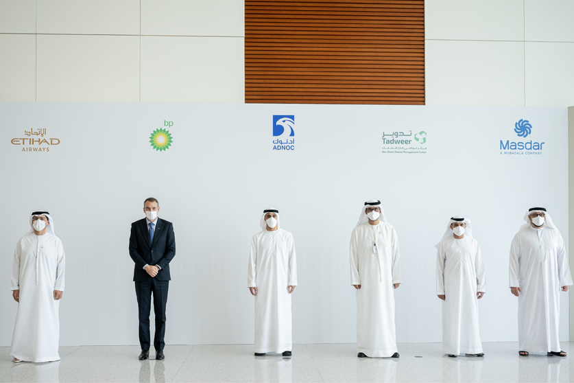 Representantes de ADNOC, bp y Masdar tras la firma del acuerdo. (WAM)