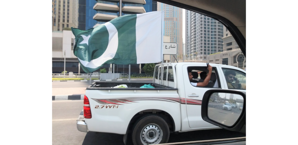 Un vehículo en Dubai Marina con la bandera de Pakistán. (EL CORREO)