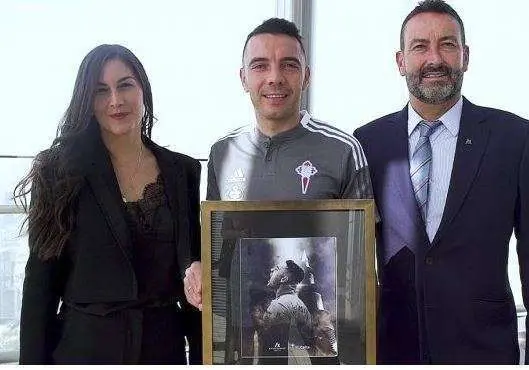 Iago Aspas (centro) con su premio en Dubai. (Twitter)