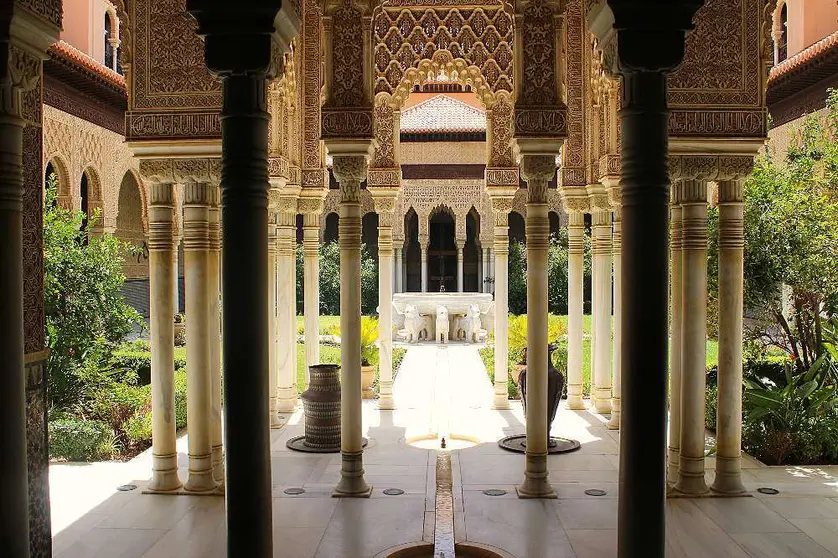 Templete en el Patio de los Leones de la Alhambra de Oriente en Riad.