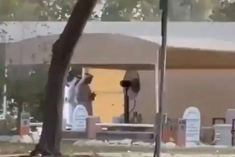 Un fotograma del vídeo publicado por Gulf Today que muestra a Sheikh Mohamed Bin Zayed rezando en el cementerio.