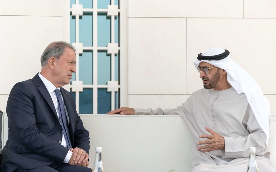 El presidente de EAU y el ministro de Defensa turco en el palacio Al Shati de Abu Dhabi.
(Rashed Al Mansoori / Ministry of Presidential Affairs)
---