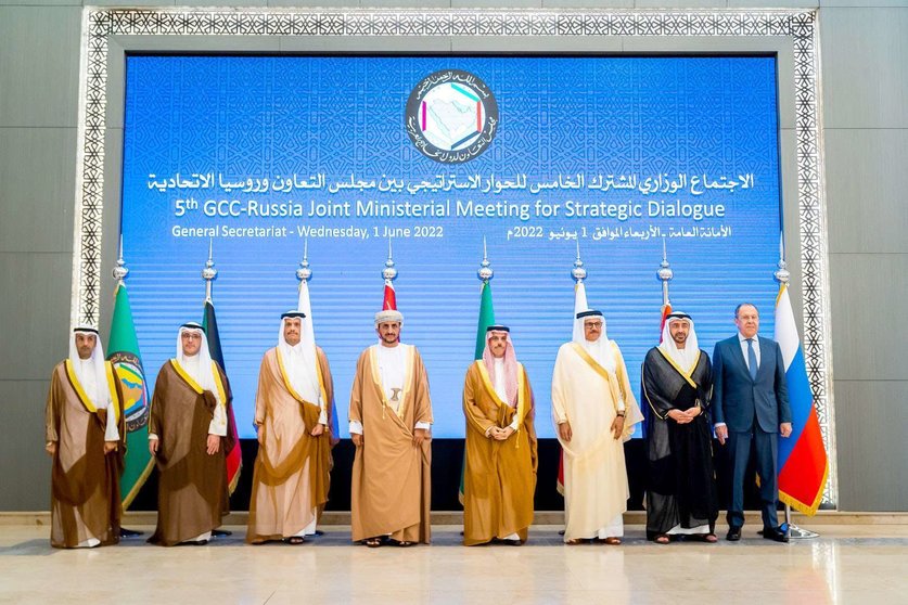 Los ministros de Exteriores del Consejo de Cooperación del Golfo y el ministro ruso. (WAM)