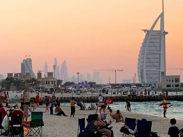 Una playa de Dubai con el Burj Al Arab al fondo. (EL CORREO)