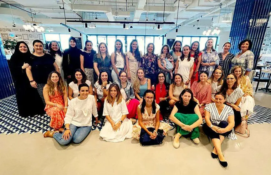 Foto de familia de las integrantes de Españolas en Abu Dhabi que han asistido al desayuno de final de temporada en Yas Acres Golf & Country Club. (EL CORREO)