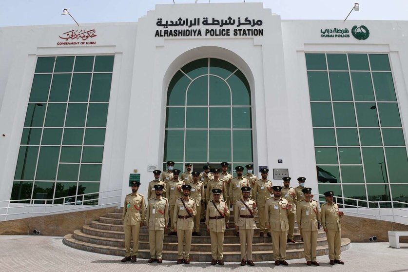 Funcionarios de la comisaría policía Al Rashidiya en Dubai. (Twitter)