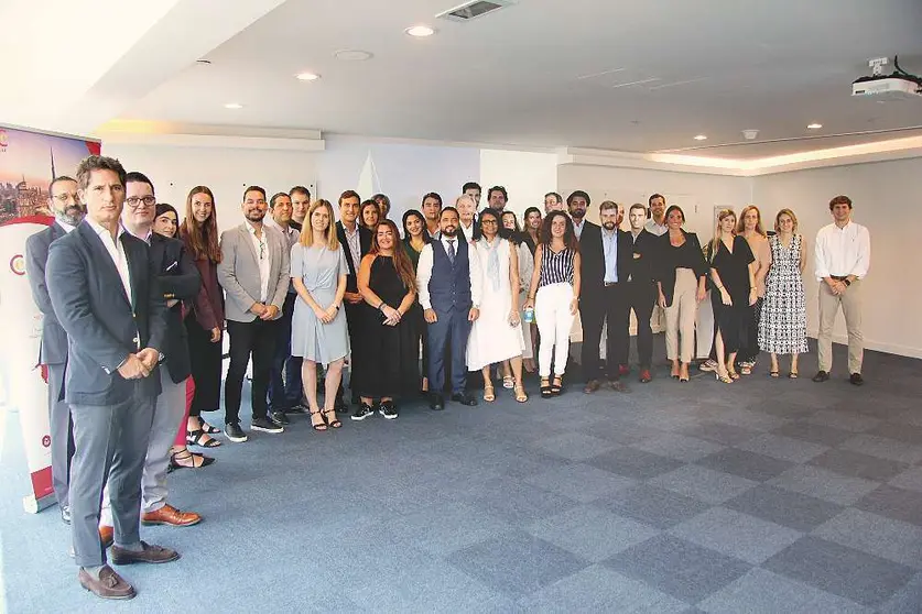 Foto de familia de los asistentes al desayuno del SBC en el hotel Media One de Dubai. (EL CORREO)