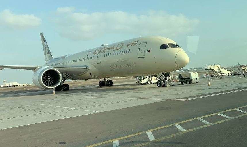 Un avión de Etihad en el aeropuerto de Abu Dhabi. (EL CORREO)