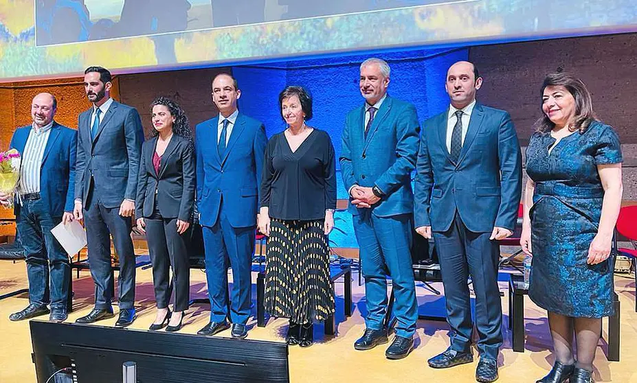 La actriz Helen Al Janab -tercera por la izquierda- en el acto de entrega de galardones en París del Premio Sharjah Unesco. (WAM)